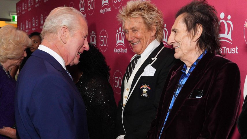 Rei Charles 3º em encontro com Rod Stewart (à esquerda) e Ronnie Wood