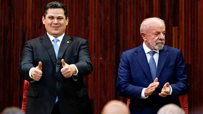 Lula (PT) e Davi Alcolumbre (União-AP) durante a posse do novo presidente do TSE (Tribunal Superior Eleitoral), Kassio Nunes Marques.