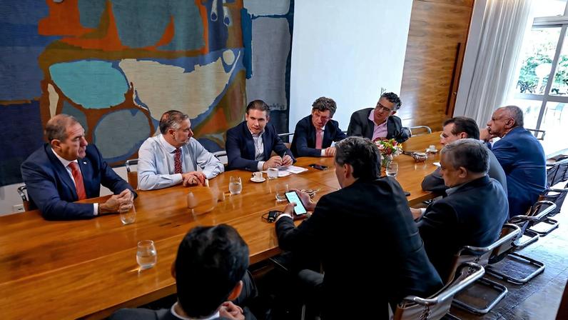 Presidente da Câmara dos Deputados, Hugo Motta (Republicanos-PB) fecha acordo com governo Lula (PT) para votar redução da jornada de trabalho e fim da escala 6x1