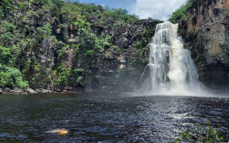 Cachoeira faz parte das belezas naturais em área do Parque Nacional da Chapada dos Veadeiros, em Alto Paraíso (GO)