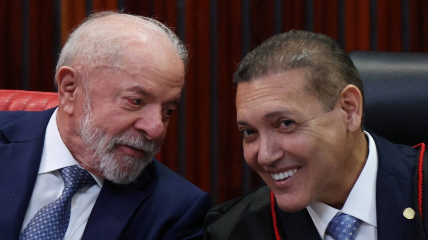 O presidente Lula conversa com o novo presidente do TSE, ministro Kassio Nunes Marques