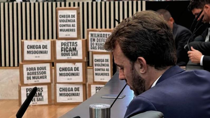 Sessão do Conselho de Ética da Alesp que debatia suspensão de Lucas Bove (PL) teve protestos e bate-boca; processo foi adiado