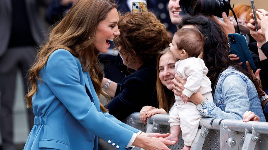 Catherine, Princesa de Gales, interage com um bebê após visitar a prefeitura de Reggio Emilia na Itália