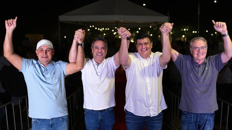 Governador de Alagoas, Paulo Dantas (MDB), segundo à esq., e o senador Renan Calheiros (MDB), primeiro à dir., participam de evento com sorteio de Pix em Rio Largo (AL)