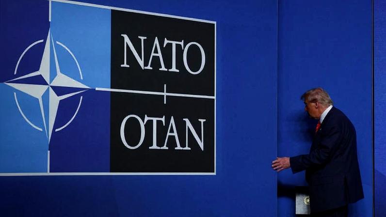 O presidente dos EUA, Donald Trump, deixa uma entrevista coletiva na cúpula da Otan em Haia