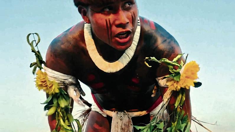 Capa do documentário Replikka; Indígena participa de ritual sagrado do povo wauja durante cerimônia de inauguração da réplica da gruta de Kamukuwaká, no Parque do Xingu, em Mato Grosso, em outubro de 2024
