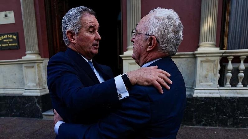 Chanceleres da Argentina, Pablo Quirno, e do Uruguai, Mario Lubetkin se abraçam após reunião em Montevidéu