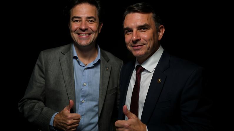 O economista Adolfo Sachsida com Flávio Bolsonaro em foto postada em abril em sua conta no Instagram.