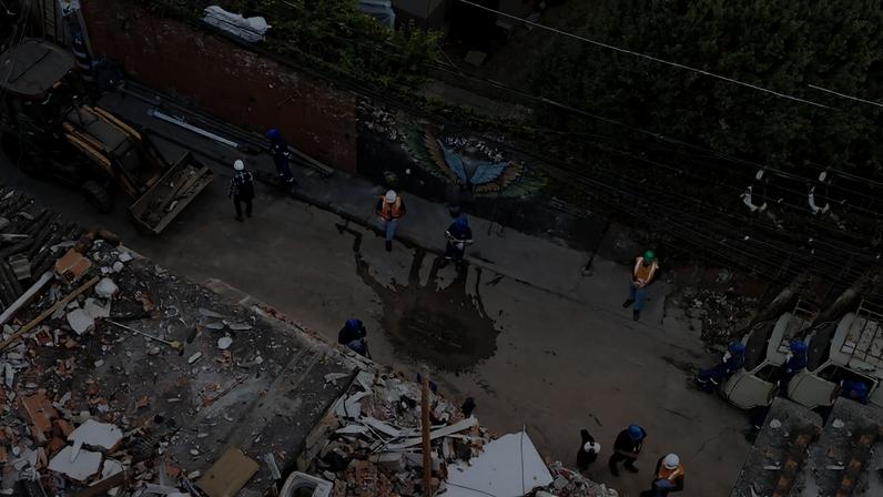 Homens trabalham no local onde uma explosão destruiu casas no bairro de Jaguaré, na zona oeste de São Paulo; mapeamento do subsolo da cidade tem falhas, dizem especialistas