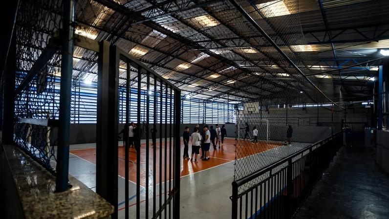 Fachada do Colégio Machado de Assis, na zona leste; escola foi multada pelo Psiu