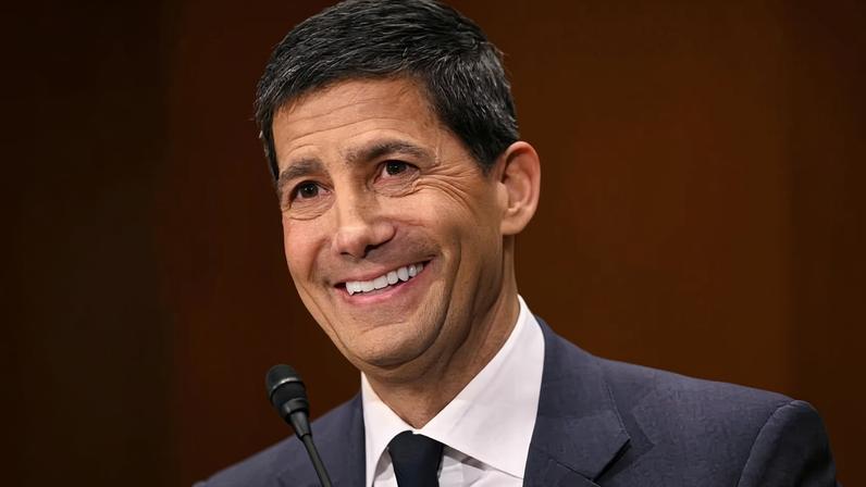 Kevin Warsh sorri durante audiência no Senado dos EUA