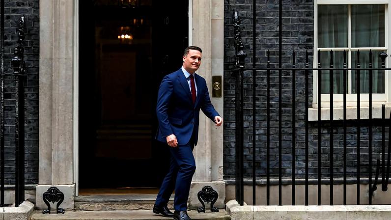 O secretário da Saúde do Reino Unido, Wes Streeting, caminha por Downing Street, em Londres