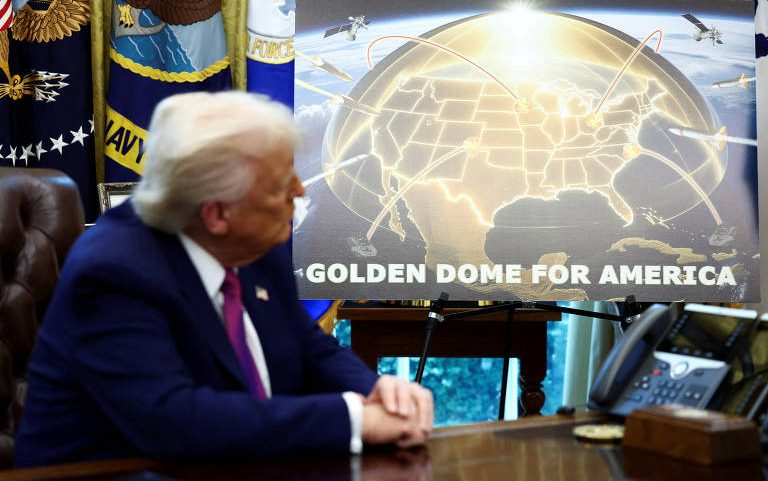 O presidente dos EUA, Donald Trump, olha para placa enquanto faz um anúncio sobre o projeto de escudo antimíssil Domo Dourado, no Salão Oval da Casa Branca