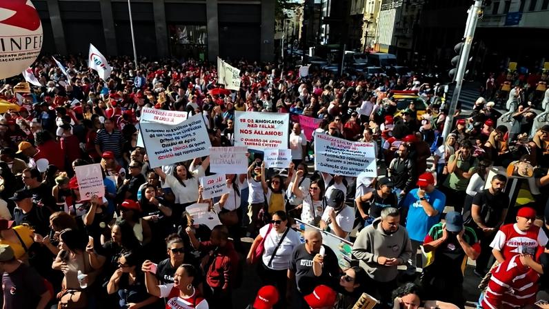 Professores da rede municipal de SP fazem ato por reajuste salarial