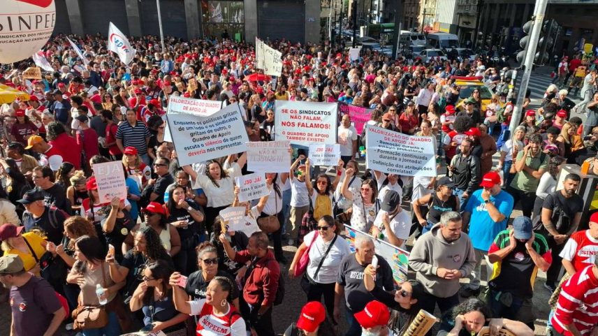 Professores da rede municipal de SP fazem ato por reajuste salarial