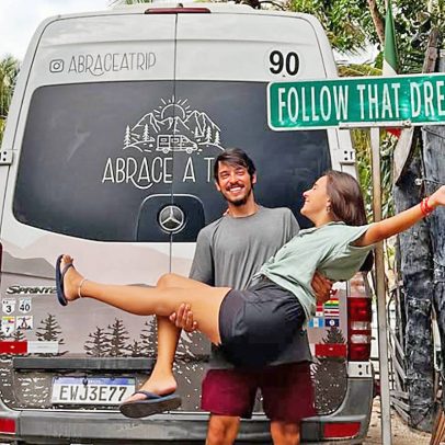 Casal percorreu mais de 31 países em van escolar e transformou a viagem em trabalho