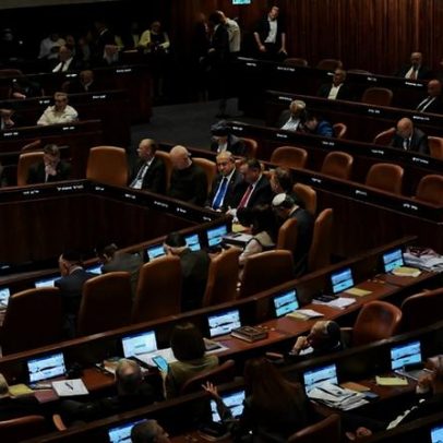 Coalizão de Netanyahu propõe dissolver o Parlamento sob pressão
