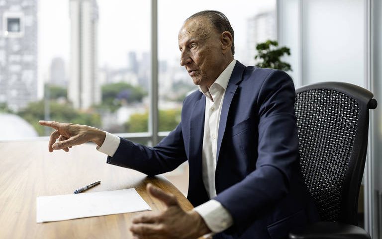 O empresário Paulo Skaf em escritório em São Paulo