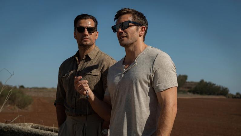 Henry Cavill e Jake Gyllenhaal em cena de 'Na Zona Cinzenta', dirigido por Guy Ritchie