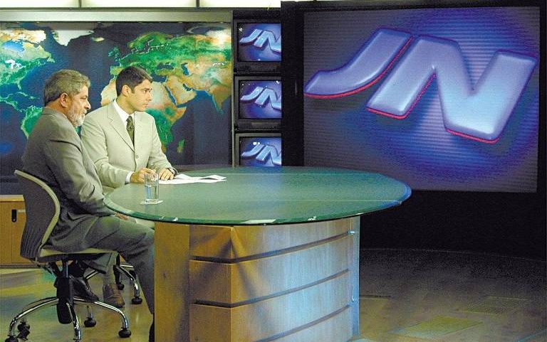 Luiz Inácio Lula da Silva durante entrevista a William Bonner no Jornal Nacional, após ser eleito em 2002