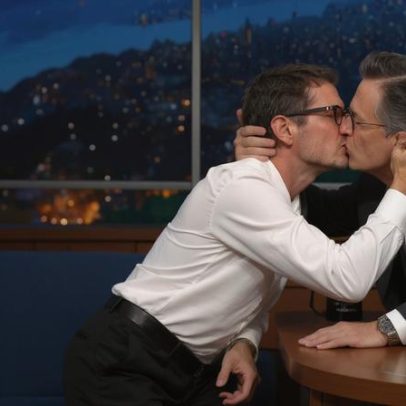 Pedro Pascal beija Stephen Colbert no programa e comenta ciúmes
