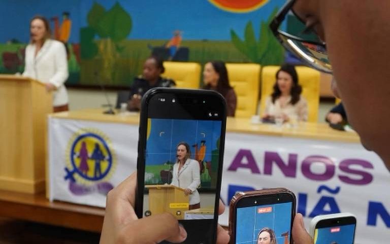 Servidor comissionado da Prefeitura de São Paulo gravando vídeos da primeira-dama Regina Nunes em evento na Câmara Municipal, no dia 8 de maio