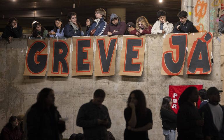 Estudantes da USP em greve durante assembleia no prédio da Faculdade de Arquitetura e Urbanismo