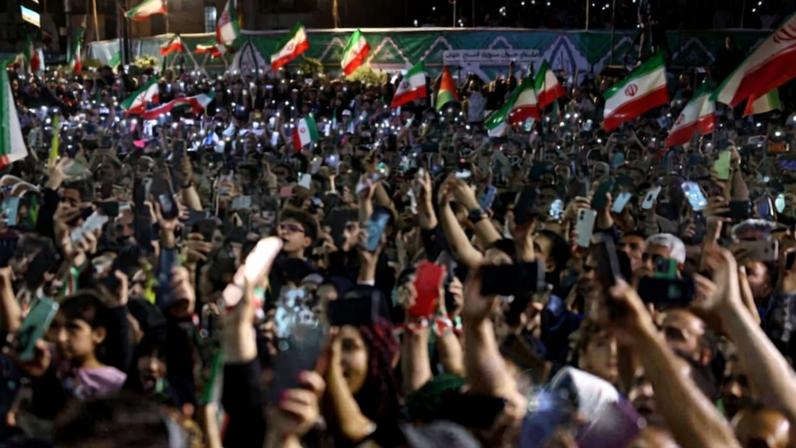 Multidão saúda jogadores da seleção iraniana em Teerã