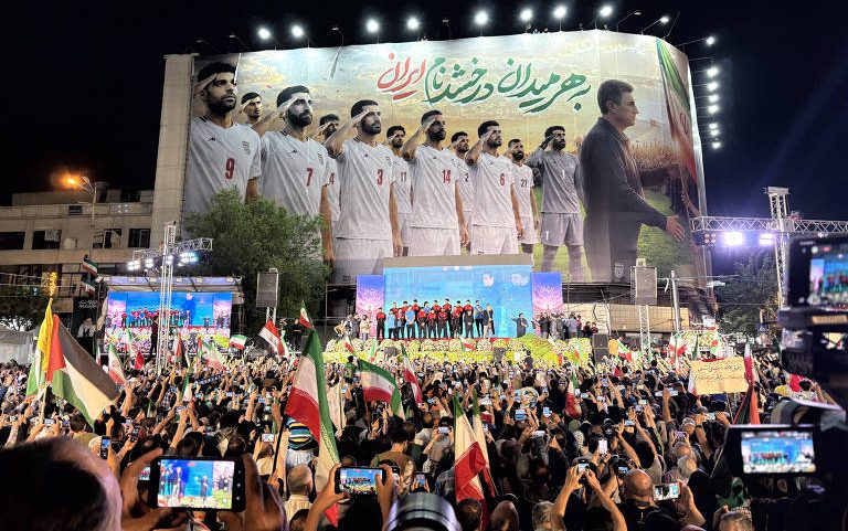 Manifestação em apoio ao governo iraniano, com presença da seleção de futebol do Irã, na praça Enghelab, centro de Teerã