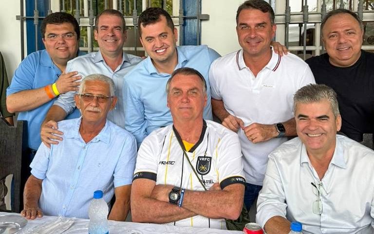 Jair Bolsonaro (ao centro) e aliados da direita fluminense se reúnem; sentados, Capitão Nelson (à esquerda) e Washington Reis; em pé, Netinho Reis (entre Nelson e Bolsonaro) e Flávio Bolsonaro (entre Bolsonaro e Reis)