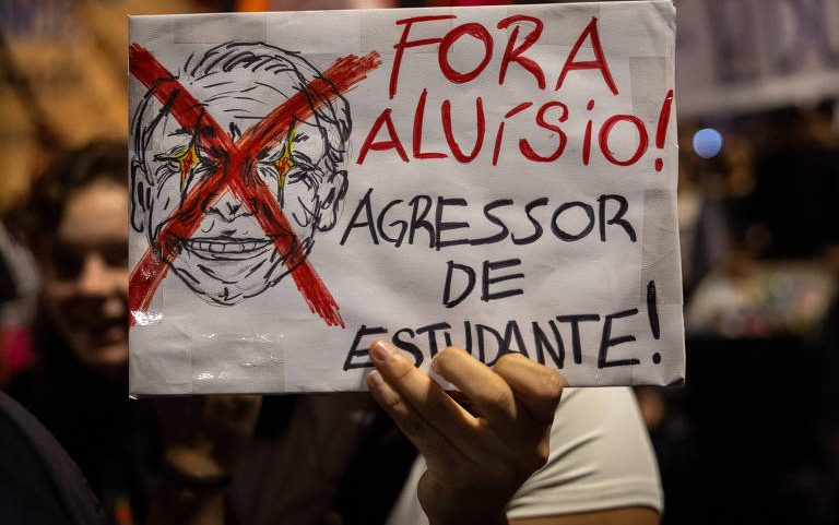 Estudantes da USP em greve protestam na avenida Paulista com críticas ao reitor, Aluisio Segurado, e à operação da PM que retirou manifestantes da reitoria