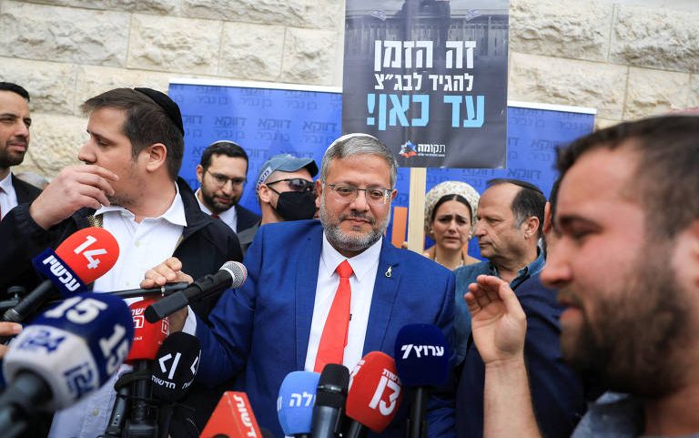 O ministro de Segurança Nacional de Israel, Itamar Ben-Gvir, em Jesuralém, em abril; ele usa, na lapela, um broche em formato de forca, símbolo de sua bandeira de pena de morte para palestinos condenados por terrorismo