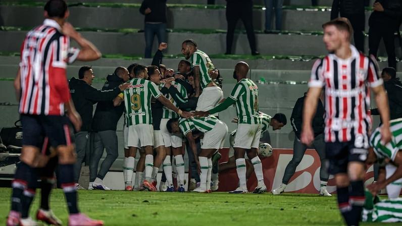 Jogadores do Juventude celebram o segundo gol da partida, marcado em cabeceio de Gabriel Pinheiro