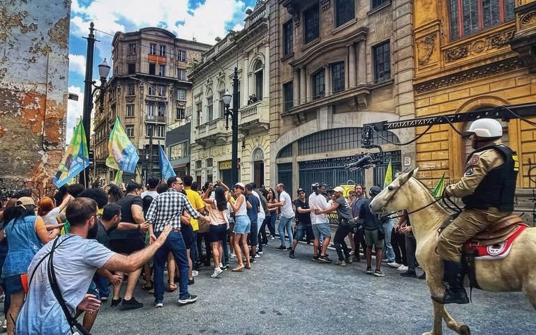 Filmagens do filme "Dark Horse", sobre Jair Bolsonaro, no entorno do Pátio do Colégio