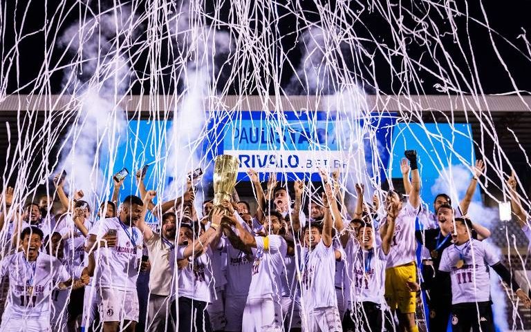 Jogadores do Juventus festejam a conquista do título do Campeonato Paulista A2, na Fonte Luminosa, em Araraquara