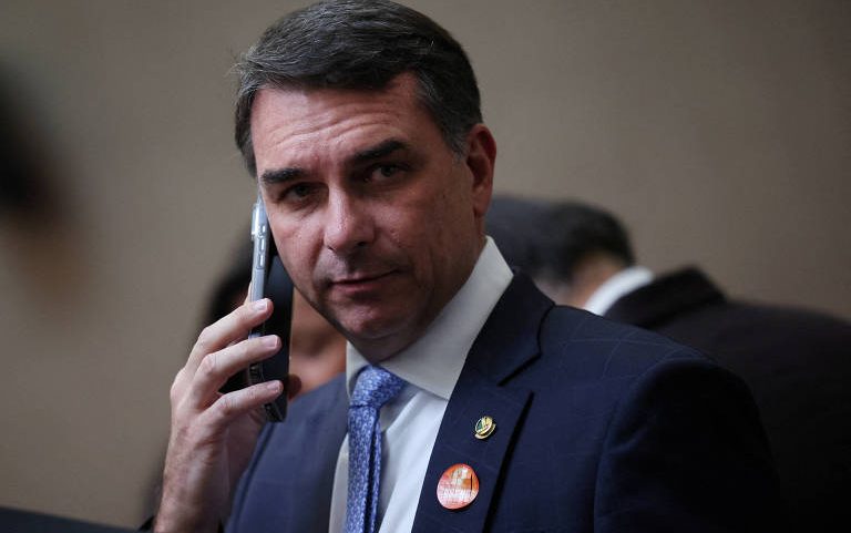 O senador Flávio Bolsonaro, durante cerimônia no TSE na terça-feira (12)