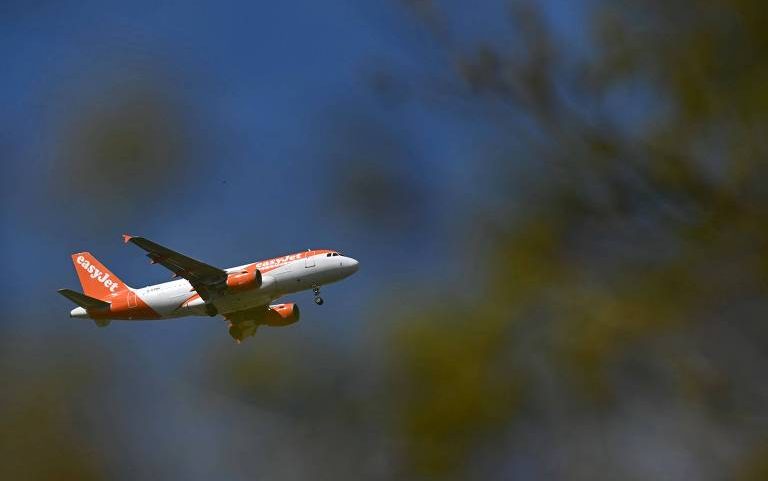 Avião da EasyJet partindo do aeroporto de Liverpool, na Inglaterra