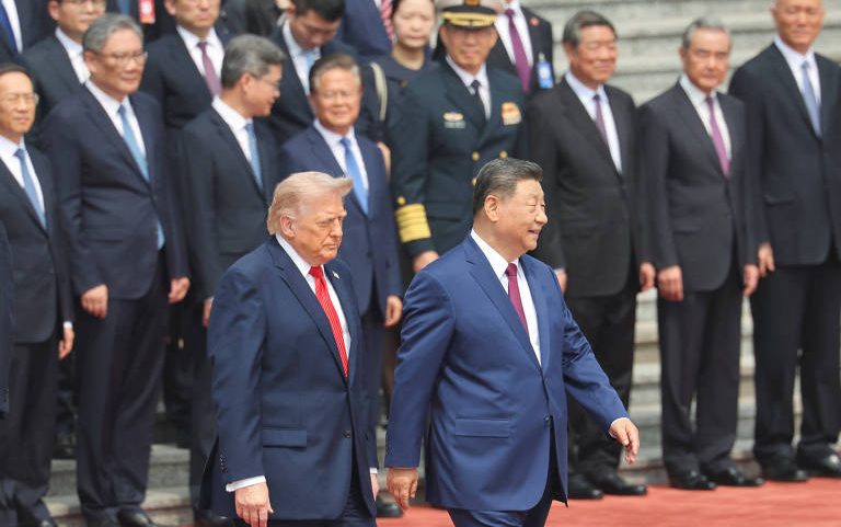 Donald Trump caminha com o líder chinês Xi Jinping em cerimônia de boas-vindas no Grande Salão do Povo, em Pequim