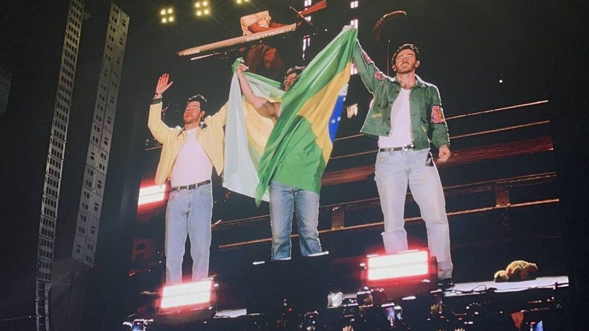 Os Jonas Brothers carregam bandeira do Brasil em show no no Allianz Parque, em São Paulo