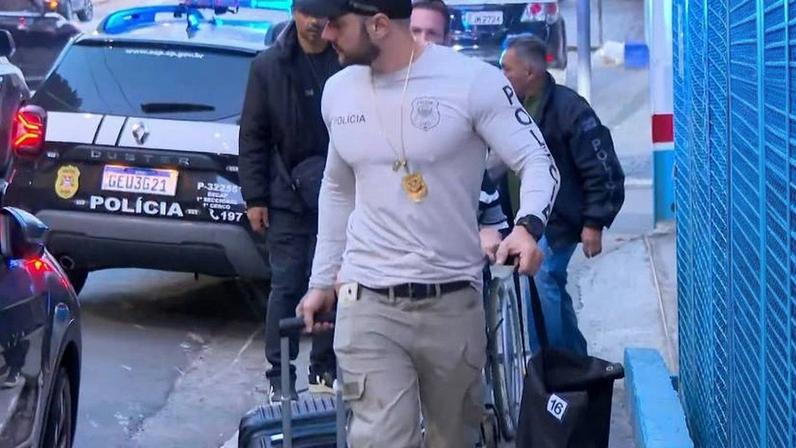 Policiais civis durante cumprimento de mandados em São Paulo