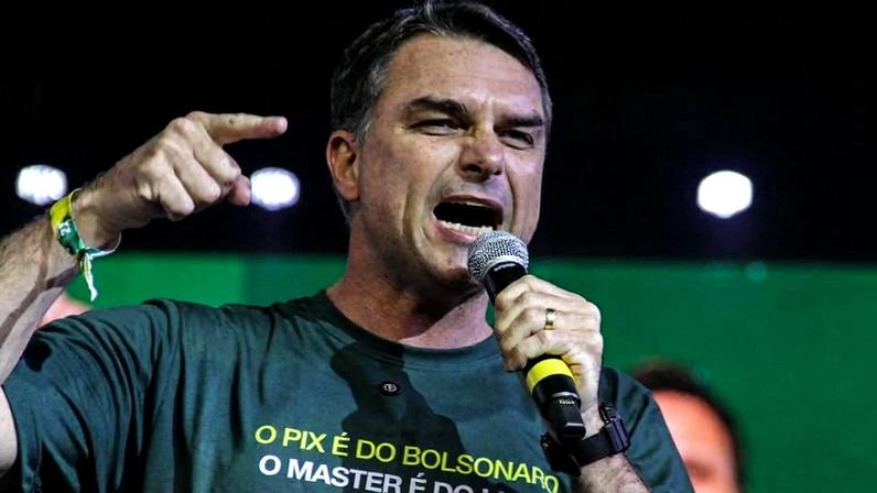 Senador Flávio Bolsonaro (PL-RJ) discursa no lançamento de sua pré-candidatura ao Planalto em evento em Florianópolis