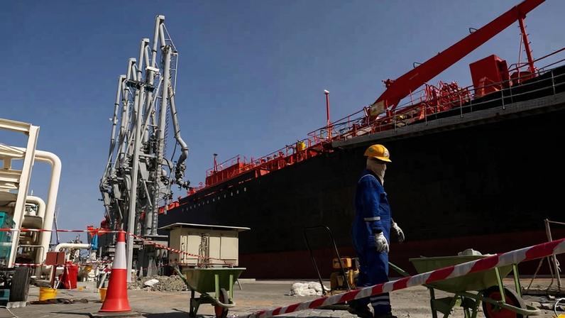 Petroleiro atracado no porto de Fujairah, nos Emirados Árabes Unidos