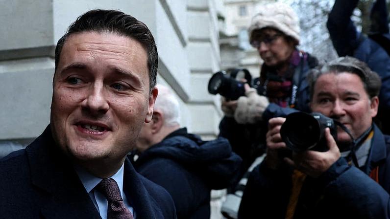 Wes Streeting deixa Downing Street após reunião do gabinete de Keir Starmer, em fevereiro; o premiê era então pressionado pela ligação de Peter Madelson, seu indicado para a embaixada dos EUA, com Jeffrey Epstein