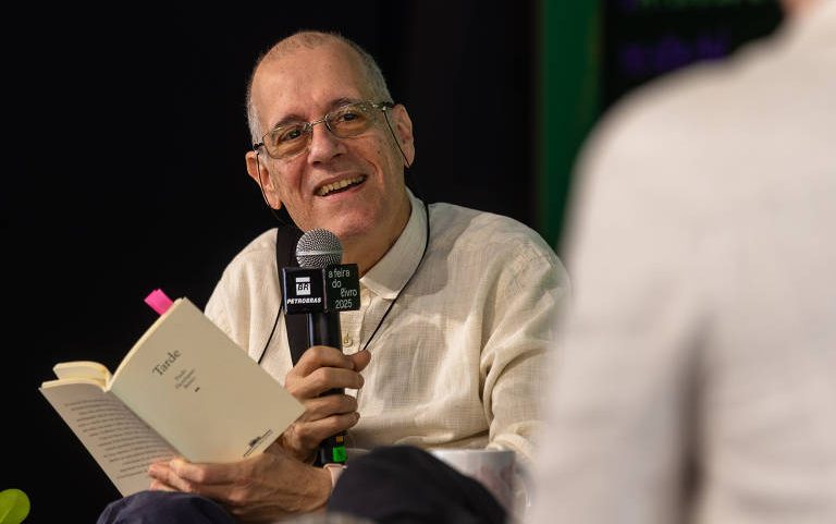 O escritor Paulo Henriques Britto, um dos convidados do Festival Poesia no Centro