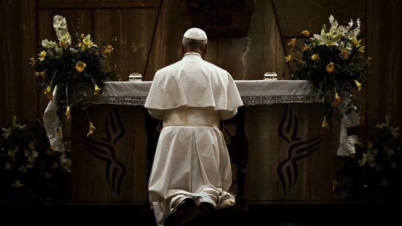 O papa Leão 14 reza em capela durante visita à Universidade Sapienza de Roma, na Itália