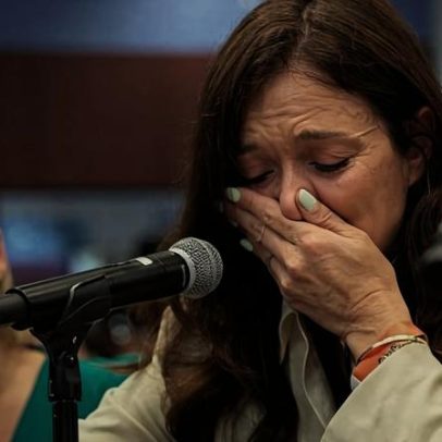 Relato acusa Epstein de abuso durante prisão domiciliar