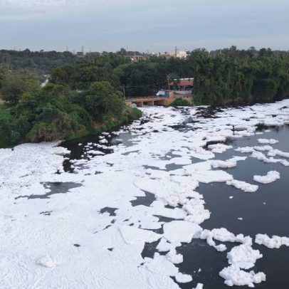 Espuma cobre o Tietê em Salto; Cetesb monitora o problema
