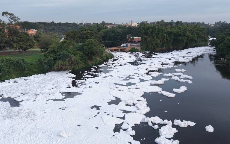 Uma extensa camada de espuma branca encobre o trecho do rio Tietê que passa por Salto, no interior de São Paulo; fenômeno é provocado pelo acúmulo de detergentes, matéria orgânica e produtos químicos despejados no rio sem tratamento adequado