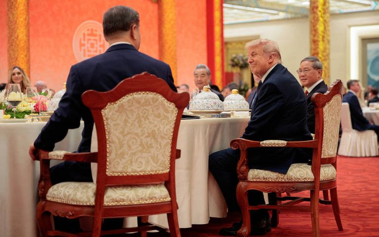 O presidente dos EUA, Donald Trump, reage ao lado do presidente chinês, Xi Jinping, em um banquete de Estado no Grande Salão do Povo, em Pequim, China