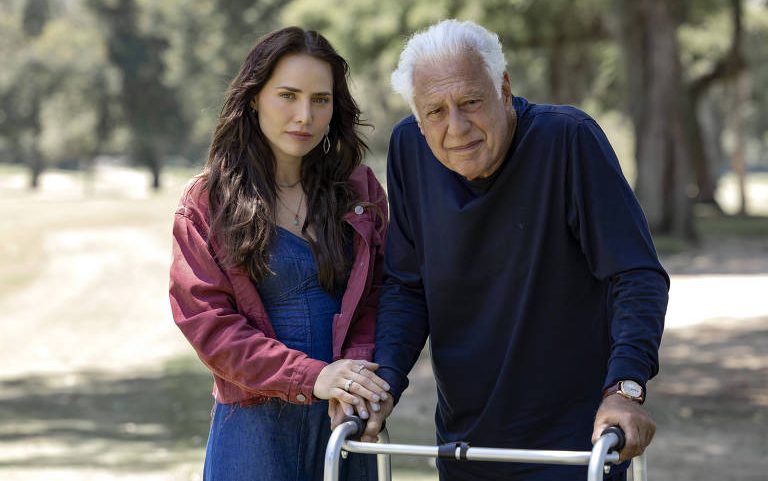 Adriana (Letícia Colin) e Arthur (Antonio Fagundes) em cena de 'Quem Ama Cuida'